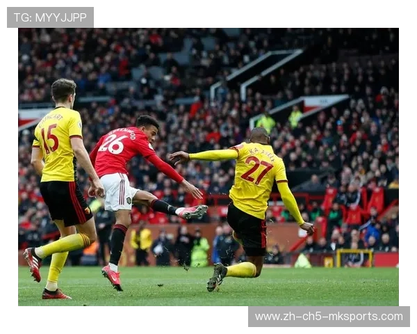 河南队周大地弧顶停球，顺势低射贴柱而过